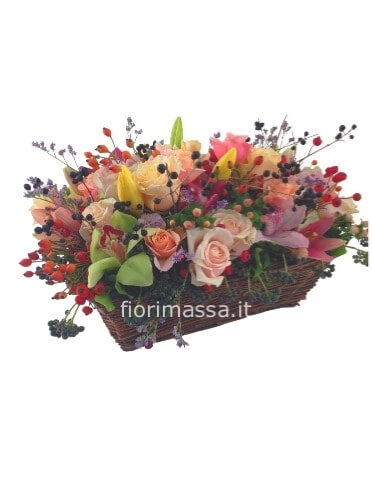 Cesto di fiori e frutta autunnale