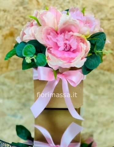 Piccola composizione con fiori freschi di stagione