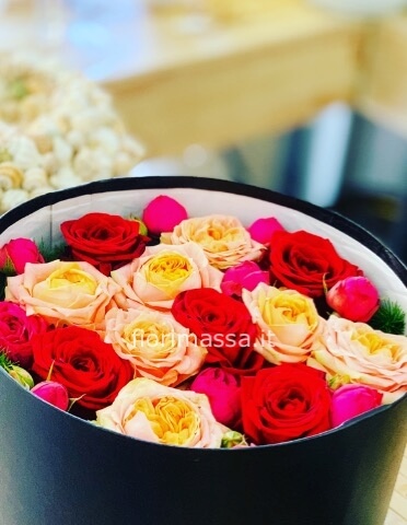 Box floreale cilindrico nero con fiori artificiali misti ideale per qualsiasi ricorrenza o evento