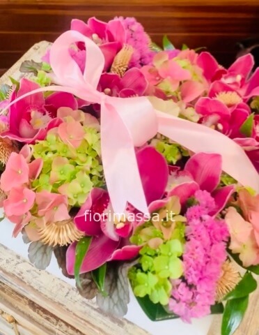 Vassoio in cera profumata con fiori freschi