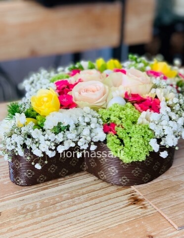 Colomba Pasquale floreale con fiori freschi.